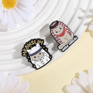 Broches en émail chat Meowslim mignon avec tenue traditionnelle sur plateau blanc