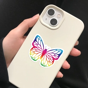 Detailopname van een crème telefoonhoesje met vlinderontwerp tegen een donkere achtergrond