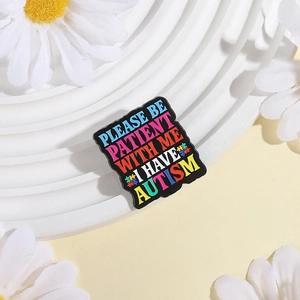 Broche géométrique en émail pour l'autisme avec texte Please Be Patient sur un socle