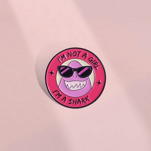 Broche Ronde en Émail Amusante Requin avec Lunettes de Soleil Slogan Broche en Alliage Badge Animal Bijoux Cadeau
