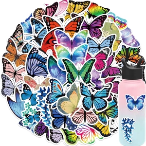 Detail van kleurrijke vlinderstickers op een waterfles van waterbestendig materiaal