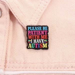 Gros plan sur le pin's en émail coloré de sensibilisation à l'autisme sur velours