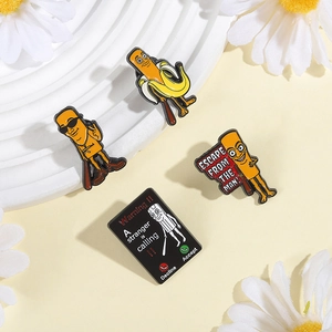 Set di quattro spille smaltate cartoon con personaggi gialli e spilla a forma di chiamata