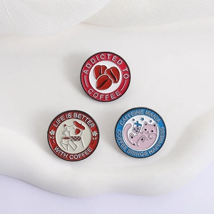 Lot de trois pin's en émail thème café avec chat, chien et slogans sur support blanc