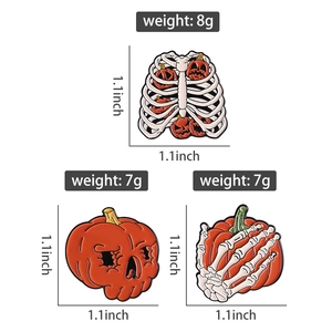Vista dettagliata delle spille di Halloween con motivi a zucca e teschio e dimensioni