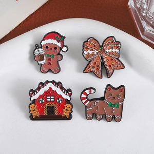 Set di quattro spille smaltate natalizie con omino di pan di zenzero, gatto e casetta decorativa