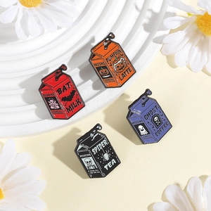 Set di spille in smalto per Halloween con design a cartone di latte e motivi a zucca