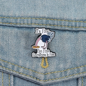 Épingle émaillée d'autruche avec texte It's Fine sur une poche de veste en jean