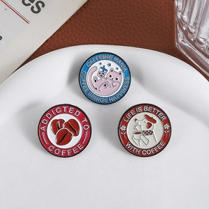 Pins en émail sur le café avec chat et chien mignons sur une assiette en céramique