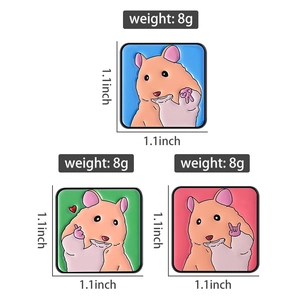Détails de trois épingles en émail de hamsters colorés avec des gestes amusants et tailles