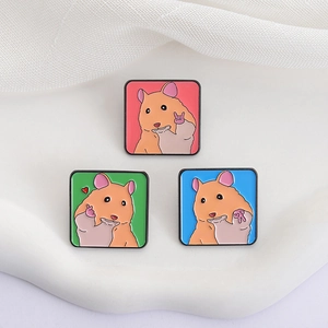 Lot de trois pin's carrés en émail avec hamsters mignons et fonds colorés sur métal noir