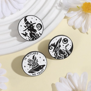 Juego de tres pines de esmalte blanco y negro con siluetas de gato brujo y luna