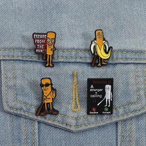 Set di 4 spille divertenti in smalto stickman applicate su una giacca di jeans blu