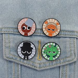 Set mit 4 kreativen Emaille-Pins mit einzigartigen Cartoon-Figuren auf Denim-Jacke