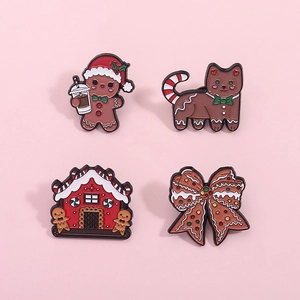 Spille in Smalto di Natale Cartone Animato Omino di Pan di Zenzero Casetta Gatto Fiocco Lega di Zinco Distintivi per Vestiti Zaino Arredamento Festivo