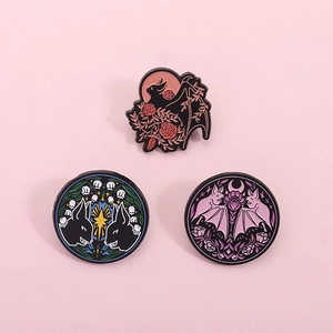 Ensemble de broches en émail fantaisie sombre avec chat chauve-souris et roses