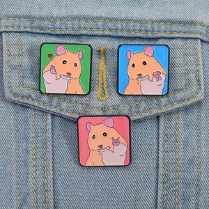 Trois pin's en émail hamster mignons en vert bleu et rose sur veste en jean