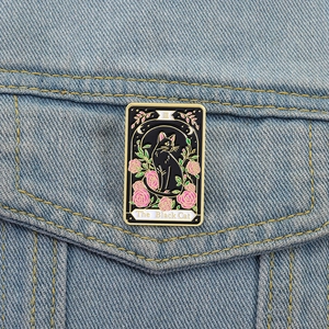 Broche créative en émail carte de tarot avec chat noir et roses sur veste