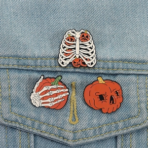 Set di tre spille in smalto di Halloween con teschio e zucca su giacca di jeans