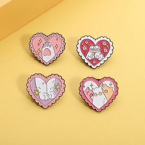 Lot de quatre broches en émail en forme de cœur avec d'adorables motifs de chatons et pattes