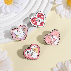 Lot de quatre adorables pin's en émail en forme de cœur avec chats et empreintes