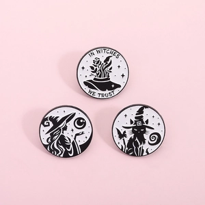 Pin de Esmalte Gótico Brujería Redondo Blanco y Negro Sombrero de Mago Gato Luna Estrella Broche Halloween Ropa Bolsa Insignia