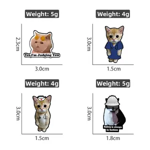 Détail macro de pin's chat en émail avec badges de médecin infirmière et chaton pro