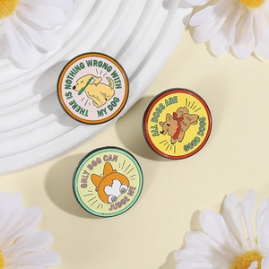 Set di tre spille in smalto con illustrazioni di cani su espositore circolare bianco