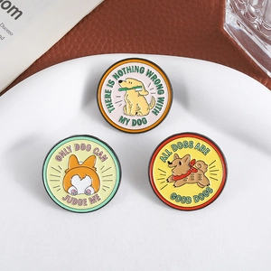 Tre creative spille smaltate rotonde con motivi a cartone animato di corgi e golden retriever