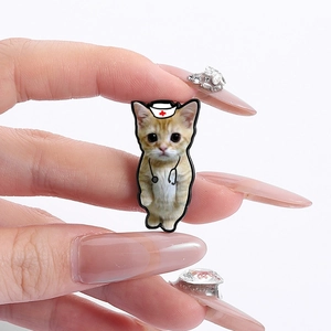Gros plan d'une broche chat infirmière mignonne avec stéthoscope et chapeau médical