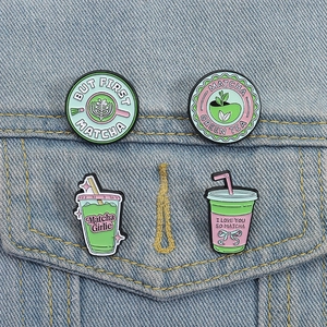 Set di spille in smalto verde Matcha su giacca di jeans con design Matcha Girlie