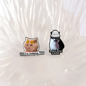 Pins en émail de chats rigolos avec thèmes infirmière et sécurité sur fond blanc