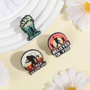 Détails du lot de pin's Bigfoot en émail avec slogans amusants de camping et rando