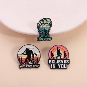 Lot de pins en émail Bigfoot avec motifs de forêt et citations sur assiette en céramique