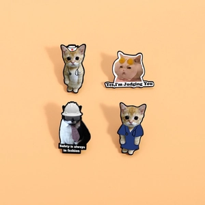 Lot de quatre broches chat créatives aux motifs de médecin, infirmière et métiers amusants