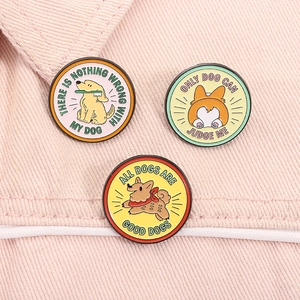 Nahaufnahme von drei süßen Hunde-Emaille-Pins auf rosa Stoff mit verspielten Motiven