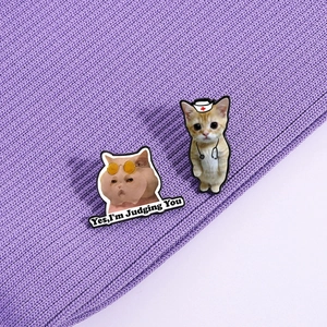 Lot de pin's chat en émail avec chat jugeur et chat infirmière sur maille violette