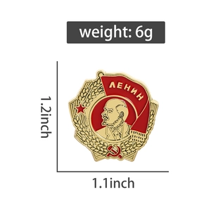 Detailopname van een Sovjet Lenin emaille speld met korenaren en een rode vlag badge
