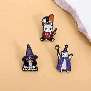 Set di 3 spille smaltate magiche con gatto, cane e coniglio in stile mago dei cartoni