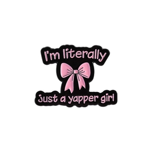 Detailansicht der Emaille-Anstecknadel mit rosa Schleife und I'm literally just a yapper girl