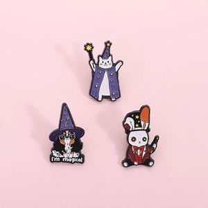 Set di 3 spillette magiche in smalto con gatto, cane e coniglio in abiti da mago