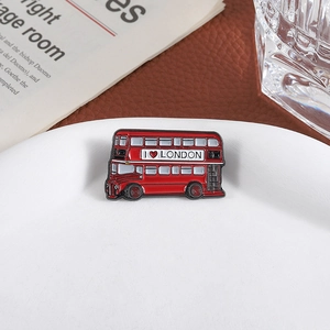 Broche en émail bus rouge à impériale de Londres avec texte I Love London sur plateau