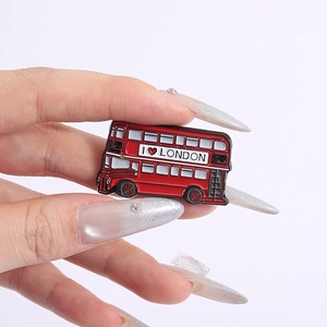 Broche émaillée bus rouge à impériale de Londres avec inscription I Love London