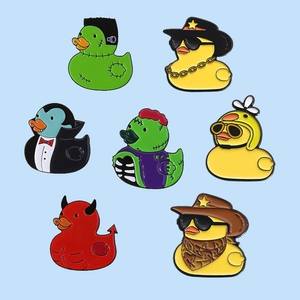 Broche en Émail Canard de Dessin Animé Drôle Alliage de Zinc Vernis à Cuire Style Halloween Vampire Zombie Diable Cowboy Épingles de Revers Décoration de Sac à Dos Vêtements Cadeau Bijoux Animaux