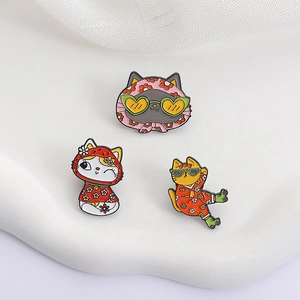 Ensemble de trois broches en émail chat cartoon avec lunettes de soleil et tenues fleuries