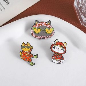 Set di tre graziose spille in smalto a forma di gatto con gatto sui pattini e fragola