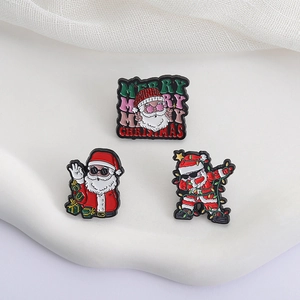 Set di 3 spille natalizie in smalto con Babbo Natale con occhiali da sole e posa dab