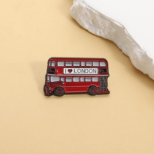 Broche en émail bus rouge à impériale de Londres avec texte I Heart London sur fond beige