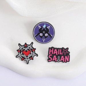 Set de 3 pin's gothiques en émail avec tête de chèvre, étoile au cœur et texte Hail Satan