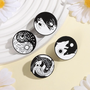Lot de 4 épingles en émail Yin Yang noir et blanc avec motifs chat, loup et carpe koi